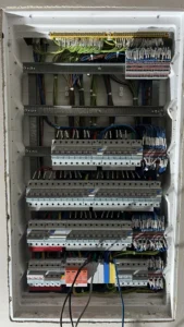 skrzynka rozdzielcza po montażu przez elektryka
